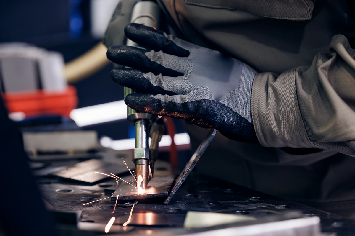 Bedienung und Bearbeitung an handgeführtem und offenen Fanuci Laser (Modul 3a)